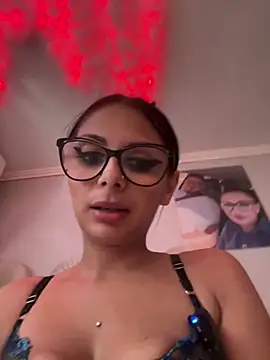 Snapshot of HiddendesireXO01 chatting on June 3, 9:45 am HiddendesireXO01 online show from June 3, 9:45 am