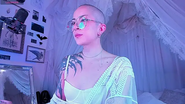 Snapshot of OhMyBush chatting on April 9, 10:09 am OhMyBush online show from April 9, 10:09 am