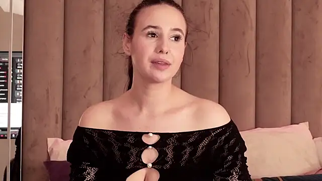 MavisReeve online show from February 6, 6:40 am