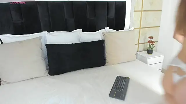 Crystal Rose   online show from July 22, 3:31 am