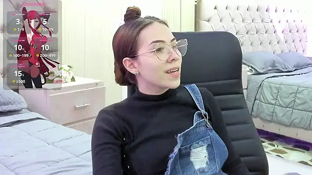 Snapshot of lizzyrossie chatting on June 13, 9:46 pm lizzyrossie online show from June 13, 9:46 pm