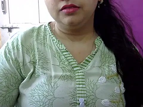 Cute Aliyaa online show from April 28, 9:36 am