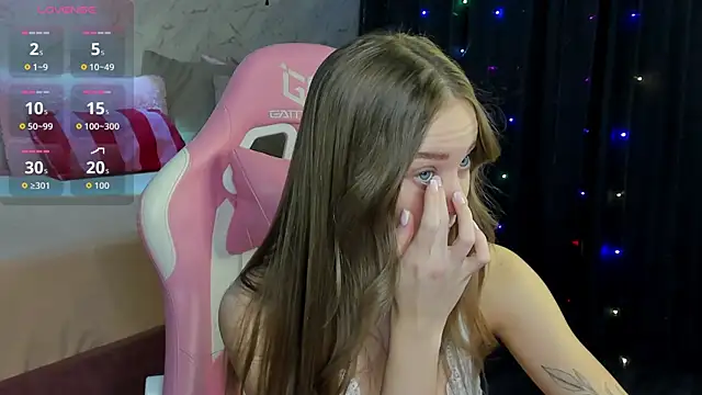 Snapshot of Tesssa_Young chatting on February 12, 1:33 am Tesssa Young online show from February 12, 1:33 am