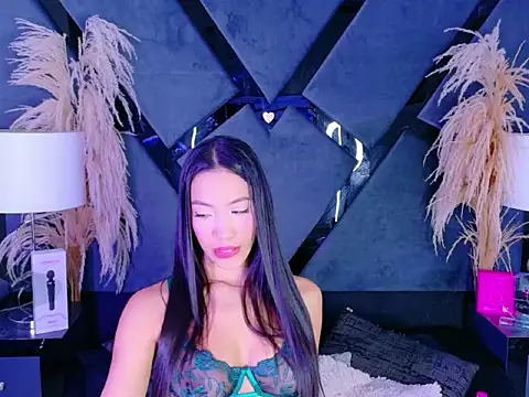 KylieWhitee online show from February 17, 12:45 pm