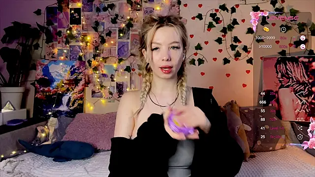 Snapshot of Akari-moon chatting on April 22, 3:42 am Akari-moon online show from April 22, 3:42 am