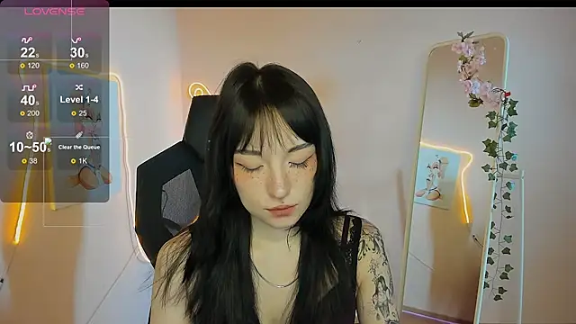 AliceeinWonderlanddd online show from May 3, 2:06 am