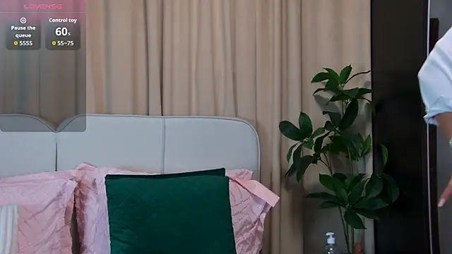 Snapshot of GinaMencee chatting on May 28, 8:28 pm GinaMencee online show from May 28, 8:28 pm