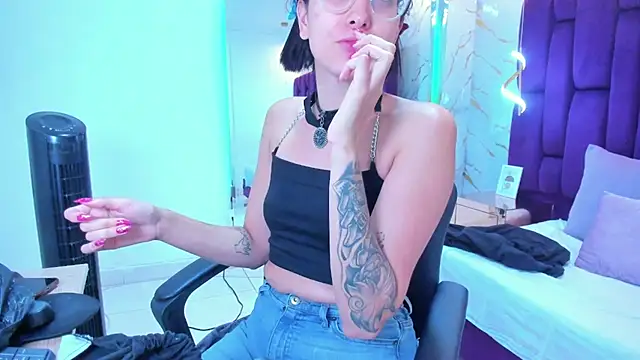 crystalstonee online show from February 17, 10:05 pm