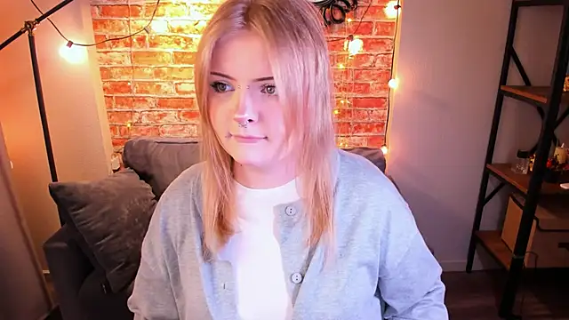 Snapshot of Emily_Coyness chatting on February 25, 4:49 pm Emily Coyness online show from February 25, 4:49 pm