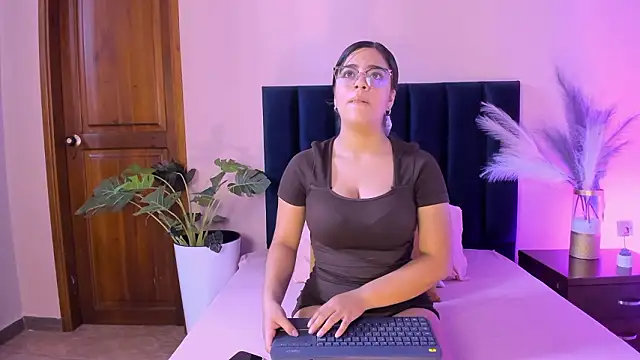 VaiaLowell online show from March 9, 6:12 pm