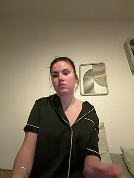 Snapshot of kiaraaaa75 chatting on April 14, 8:04 pm kiaraaaa75 online show from April 14, 8:04 pm