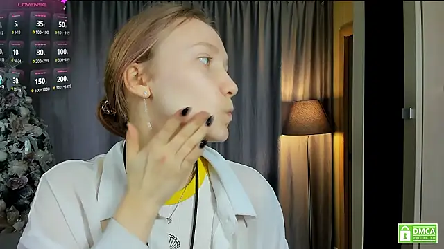 Snapshot of Cutie_Ellis chatting on March 15, 10:21 am Cutie Ellis online show from March 15, 10:21 am