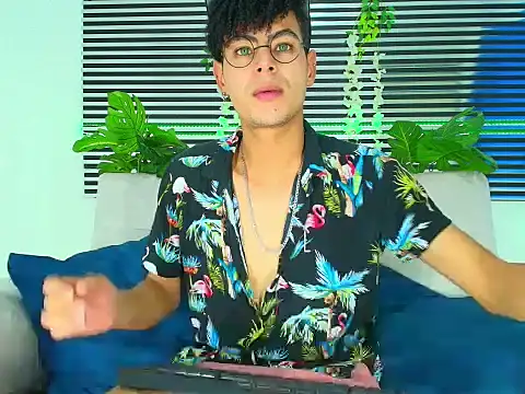 ThiiagoSaeenz online show from February 5, 3:11 am