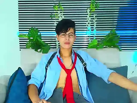 ThiiagoSaeenz online show from February 10, 1:15 pm