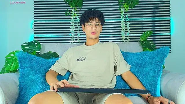 ThiiagoSaeenz online show from April 27, 5:11 pm
