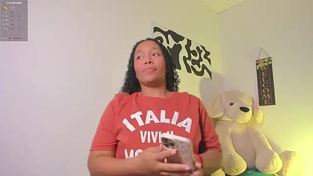 Snapshot of Nia13 chatting on February 9, 5:22 am Nia13 online show from February 9, 5:22 am