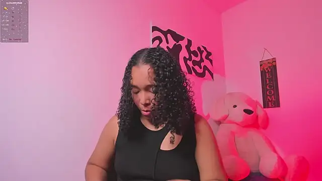 Snapshot of Nia13 chatting on February 13, 5:25 am Nia13 online show from February 13, 5:25 am