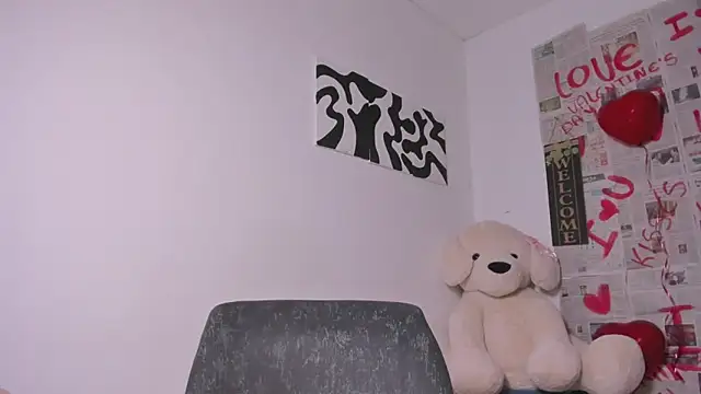 Snapshot of Nia13 chatting on February 17, 6:32 am Nia13 online show from February 17, 6:32 am