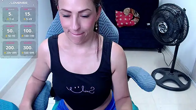 Snapshot of amelie_rose__ chatting on July 1, 9:14 pm amelie rose online show from July 1, 9:14 pm