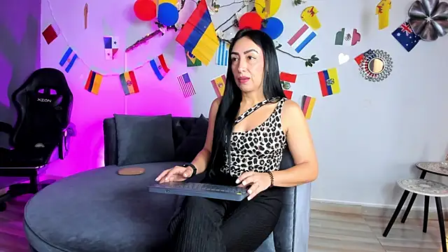 Snapshot of Mia_Davis__ chatting on June 22, 11:40 am Mia Davis online show from June 22, 11:40 am