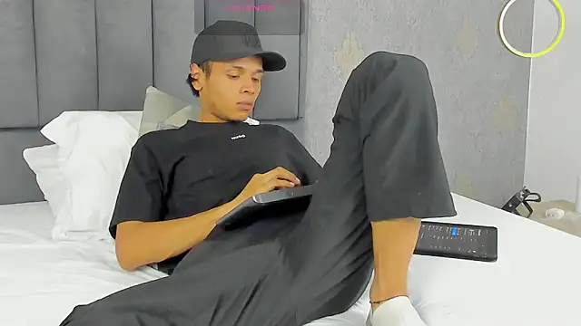 Alejandroo Montenegro online show from March 16, 2:39 am