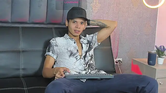 Alejandroo Montenegro online show from March 18, 1:42 am