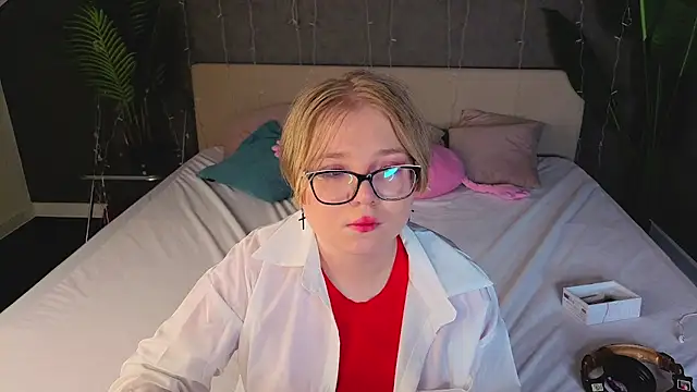 Lauraaa Smith online show from March 10, 1:10 am