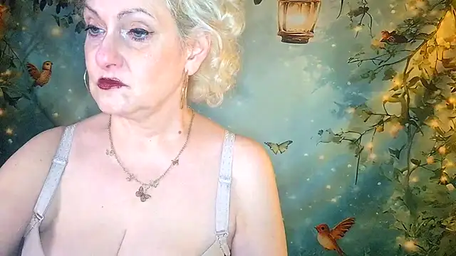 Snapshot of Blondie_the_librarian chatting on June 11, 12:32 am Blondie the librarian online show from June 11, 12:32 am