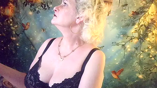 Snapshot of Blondie_the_librarian chatting on June 16, 12:35 am Blondie the librarian online show from June 16, 12:35 am
