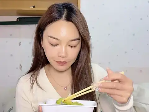 leilei660 online show from February 3, 8:30 am