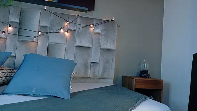 EmmaLou   online show from February 9, 4:16 am