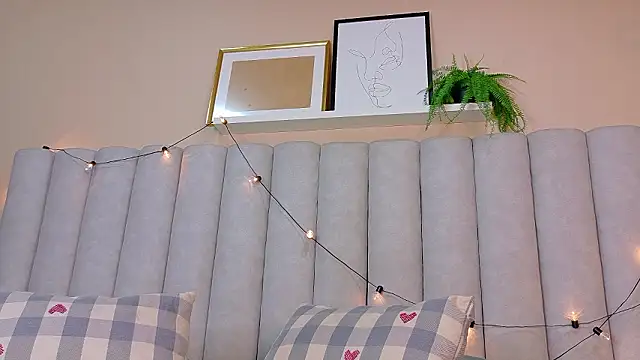 EmmaLou   online show from February 12, 4:18 am