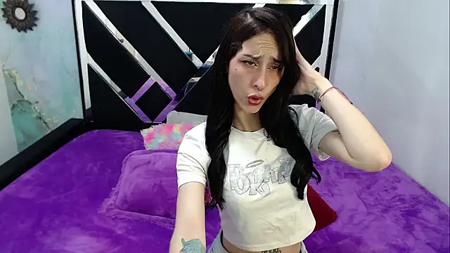 Snapshot of Revelgirl19 chatting on February 26, 5:01 pm Revelgirl19 online show from February 26, 5:01 pm