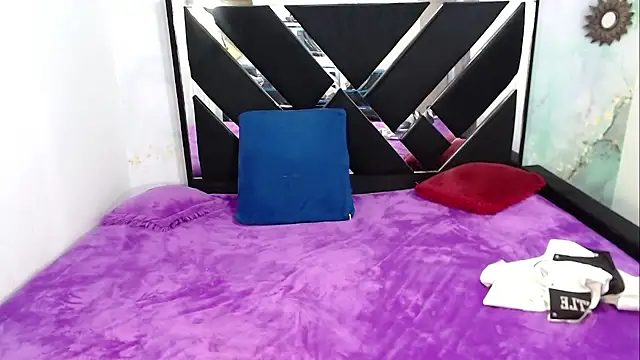 Snapshot of Revelgirl19 chatting on March 19, 4:33 pm Revelgirl19 online show from March 19, 4:33 pm