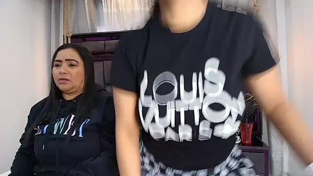 Snapshot of Karina_Mendoza chatting on May 7, 12:21 pm Karina Mendoza online show from May 7, 12:21 pm