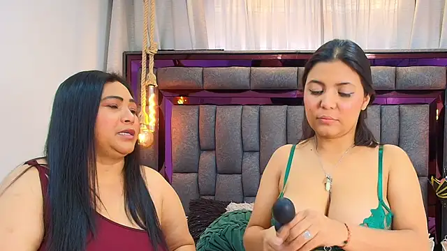 Snapshot of Karina_Mendoza chatting on August 2, 12:47 pm Karina Mendoza online show from August 2, 12:47 pm