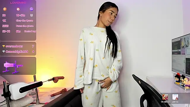 kaylaneee  online show from May 30, 12:35 pm