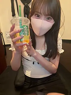 Snapshot of momo_mm chatting on August 4, 6:05 am momo mm online show from August 4, 6:05 am