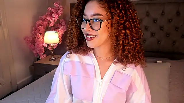 Snapshot of Sienna_brunette chatting on June 8, 12:27 pm Sienna brunette online show from June 8, 12:27 pm