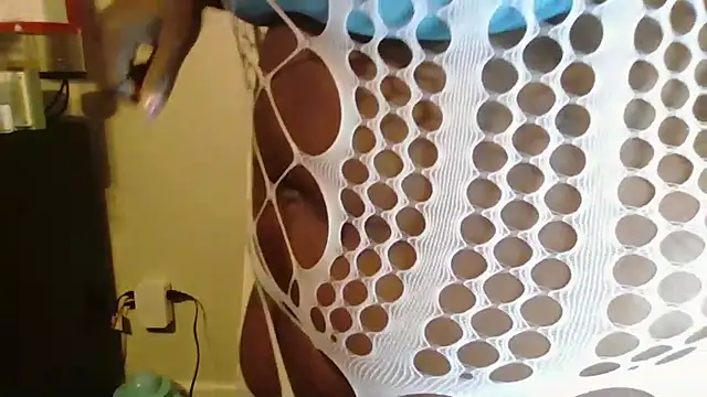 Snapshot of theetashelly chatting on July 7, 5:32 am theetashelly online show from July 7, 5:32 am