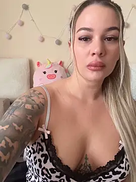 Snapshot of sexybatwomen33 chatting on March 7, 6:54 am sexybatwomen33 online show from March 7, 6:54 am