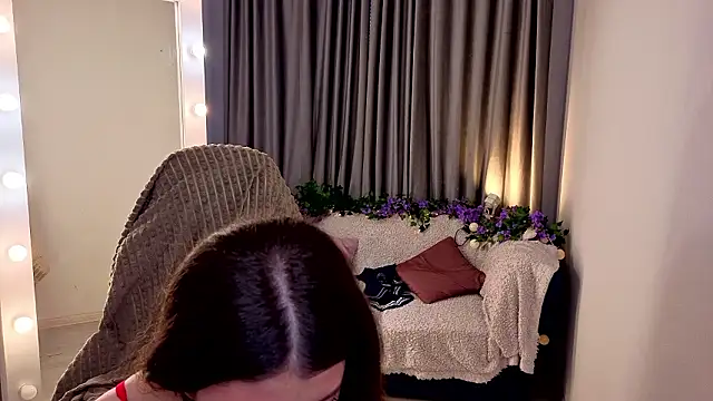 LunarDreamm online show from March 5, 1:51 pm