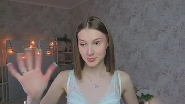 Snapshot of LianneBynon chatting on May 16, 8:22 am LianneBynon online show from May 16, 8:22 am