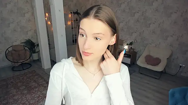 Snapshot of LianneBynon chatting on June 1, 8:27 am LianneBynon online show from June 1, 8:27 am