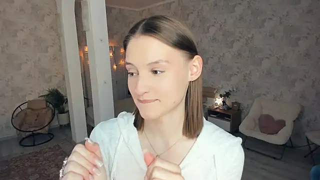 Snapshot of LianneBynon chatting on June 13, 8:34 am LianneBynon online show from June 13, 8:34 am