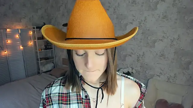 LianneBynon online show from June 27, 8:41 am