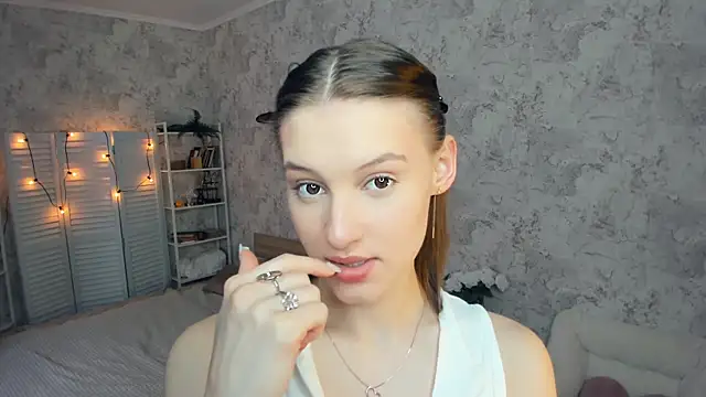 LianneBynon online show from June 29, 8:31 am