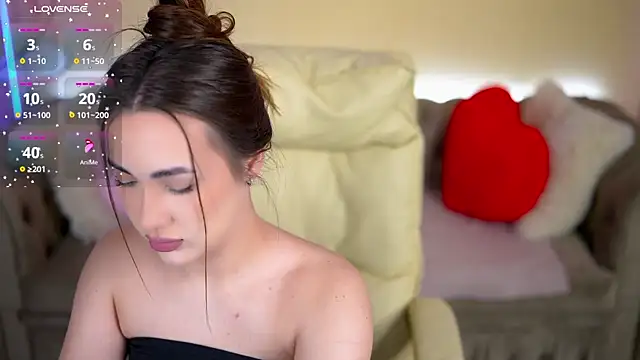 OliviaMoore  online show from February 26, 1:43 pm