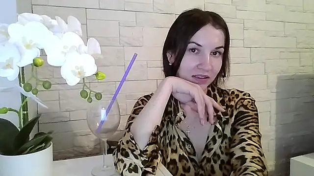 JuliaLovely online show from June 5, 6:35 pm