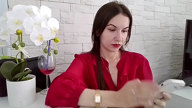 JuliaLovely online show from June 24, 1:43 pm
